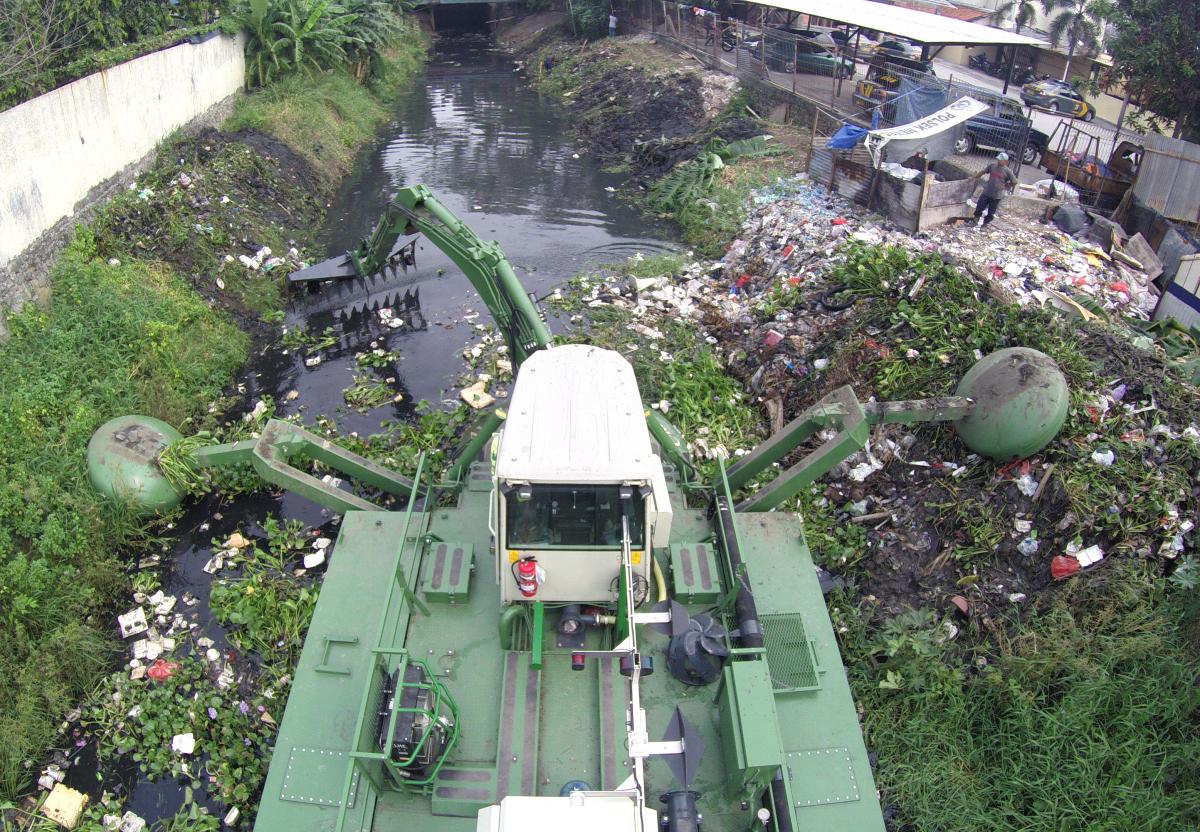 7._Preventing_floods_by_cleaning_urban_canals_Indonesia